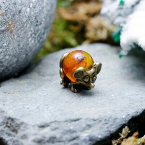 Сувенир кошельковый Мышка загребушка с янтарным шариком
