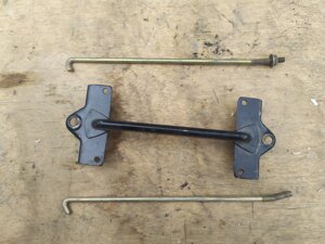 Крепление аккумулятора MR238277 (1) Mitsubishi Lancer 9 Митсубиси Лансер 9