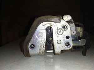 Замок двери правый передний A046693 Toyota Auris Тойота Аурис