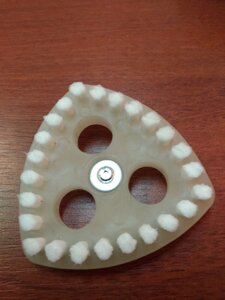 Очиститель сит треугольной формы с белыми нейлоновыми щеточками и металлической кнопкой (стандартный)1032 (FPA302)