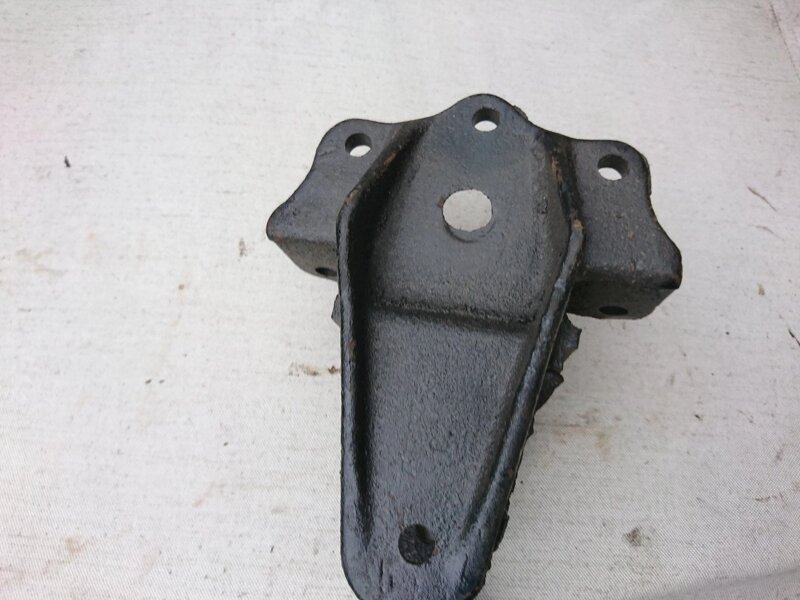 Кронштейн передний передней рессоры 5301-2902442. Кронштейн задней рессоры зил 130. Заднее крепление зил. Заднее крепление зил. Кронштейн рессоры зил 130 задней задней.