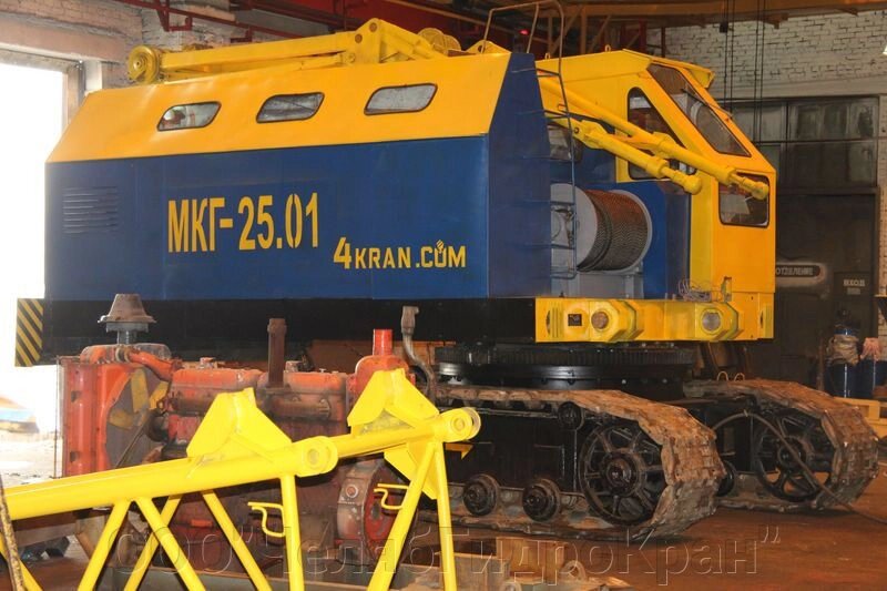 Гусеничный кран МКГ-25.01 (25 тонн) от компании ООО"ЧелябГидроКран" - фото 1