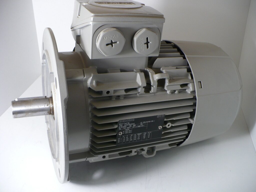Двигатель 0 12 квт. Siemens 1le1002-1db2. Электродвигатель Siemens 1le1002-1ba23-4fa0. Электродвигатель Siemens 2.2 КВТ. Электродвигатель Siemens 1le10921.