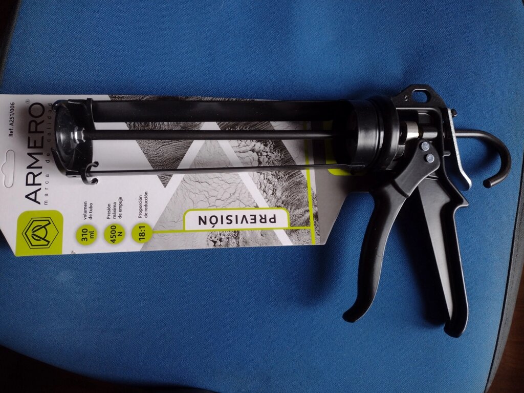 Пистолет для нанесения герметика усиленный от компании СТМ - фото 1