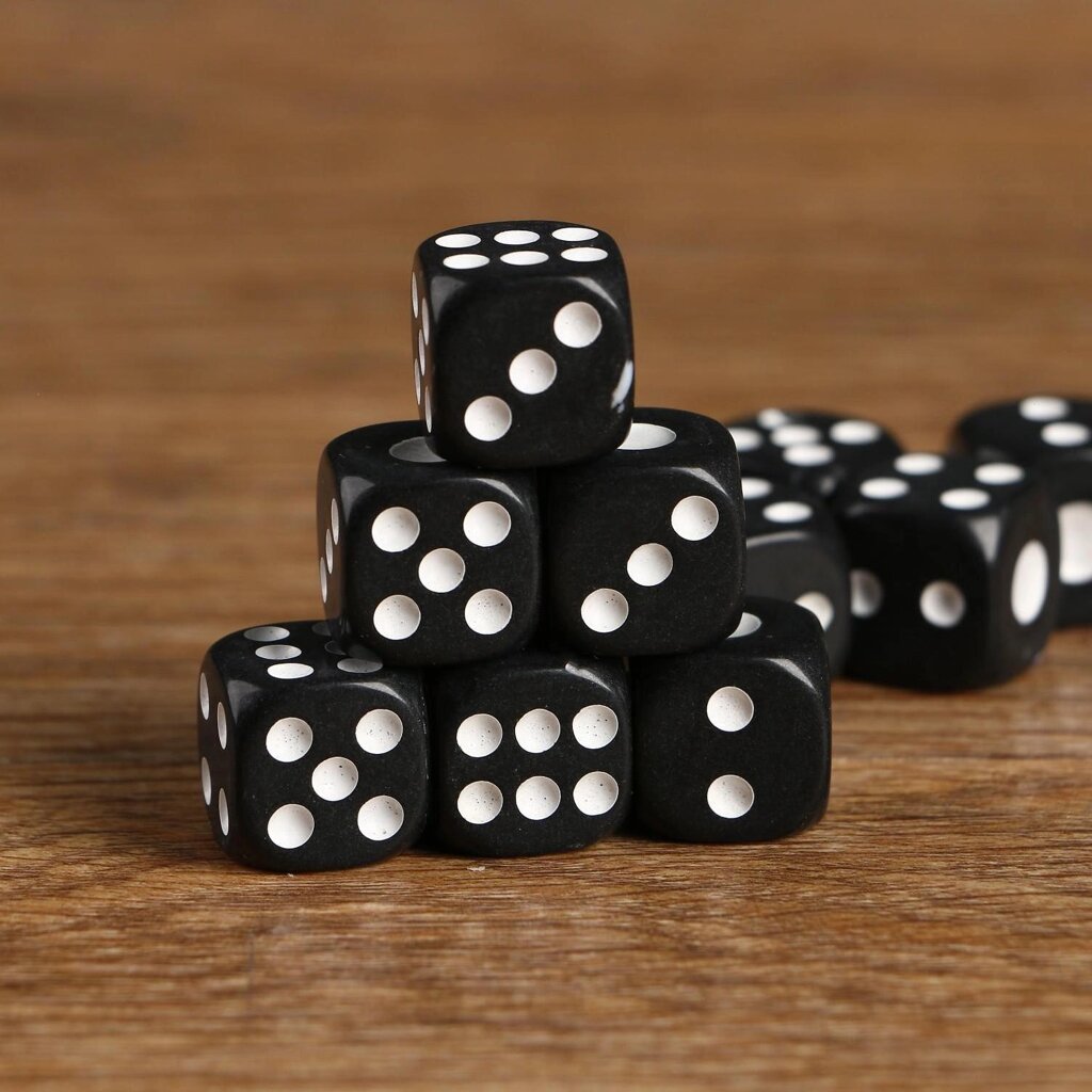 Кубики игральные 1,4  1,4 см, чёрные с белыми точками от компании Магазин сувениров и подарков "Особый Случай" в Челябинске - фото 1