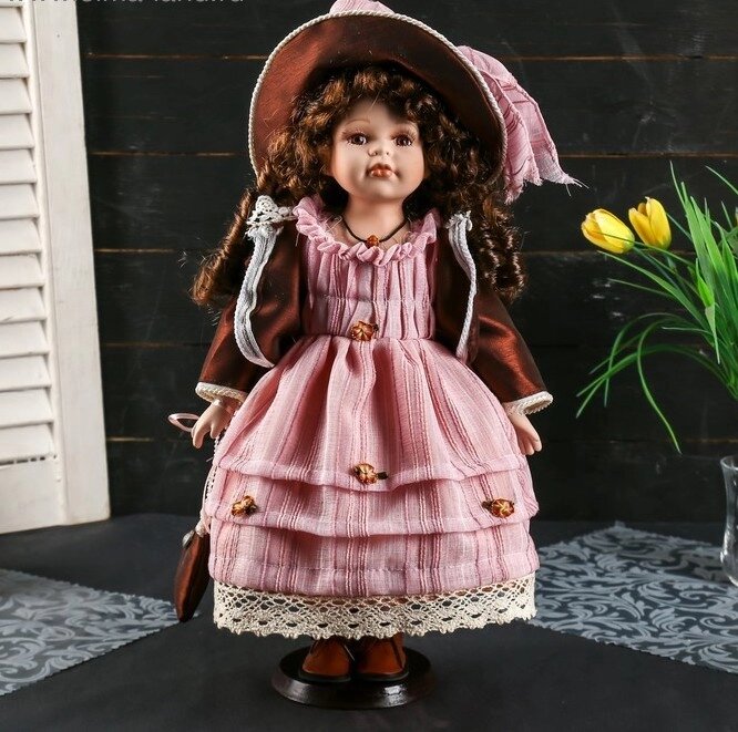 Кукла коллекционная керамика "Кристина в персиковом платье, шоколадном джемпере" 40 см от компании Магазин сувениров и подарков "Особый Случай" в Челябинске - фото 1