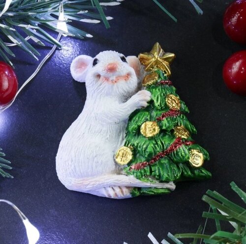 Магнит "Крыса у елки" белый 1,5х5х5см