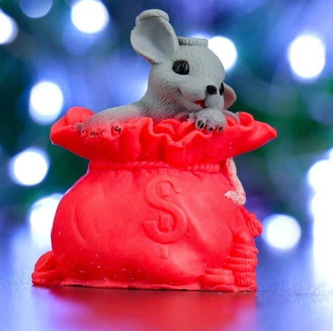 Мыло фигурное "Мышка в мешке с деньгами" красный 90г от компании Магазин сувениров и подарков "Особый Случай" в Челябинске - фото 1