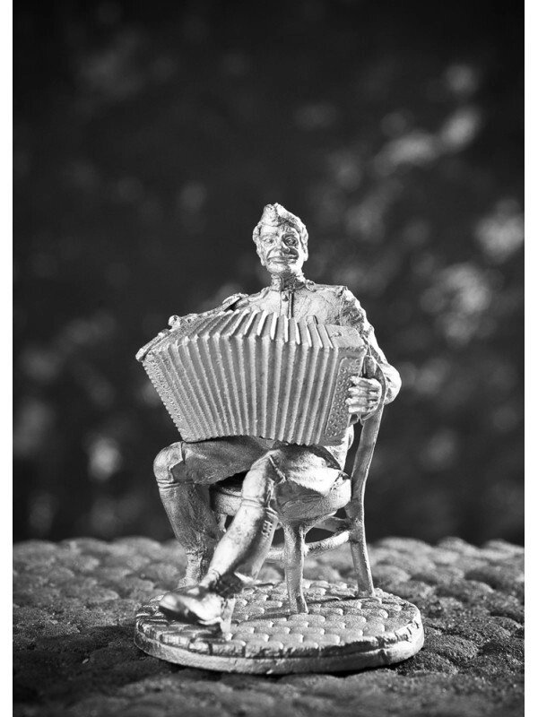 Оловянный солдатик Баянист на стуле от компании Магазин сувениров и подарков "Особый Случай" в Челябинске - фото 1