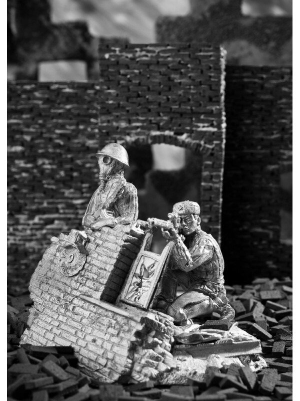 Оловянный солдатик Снайпер в развалинах дома с чучелом от компании Магазин сувениров и подарков "Особый Случай" в Челябинске - фото 1