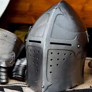 Рыцарские доспехи и шлемы