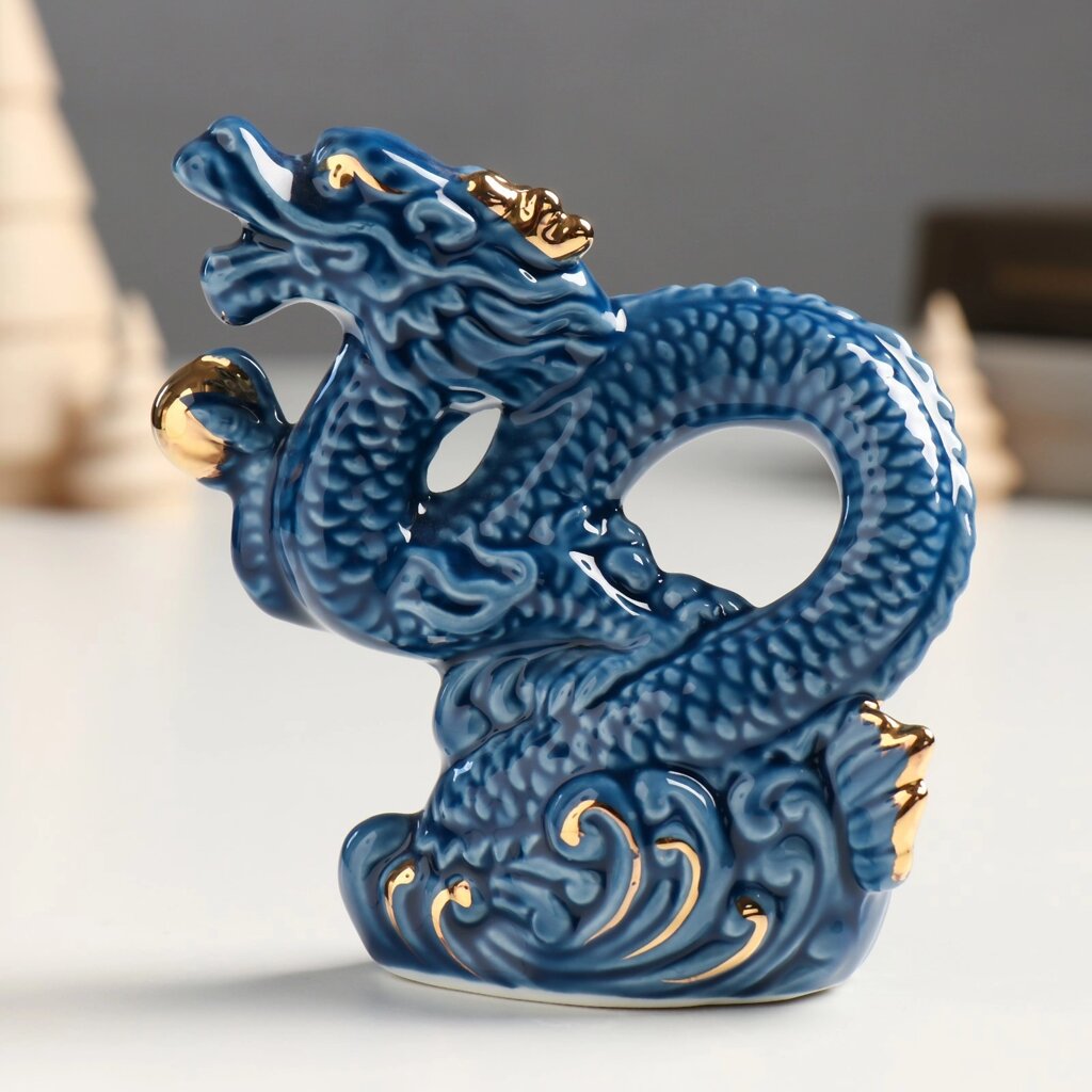 Сувенир керамика "Китайский синий дракон с шаром на волнах" с золотом 4,8х10х10,5 см от компании Магазин сувениров и подарков "Особый Случай" в Челябинске - фото 1
