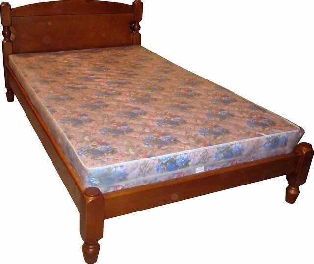 Кровать из массива КР-2-5 от компании Ассорти Мебель для ВСЕХ - фото 1