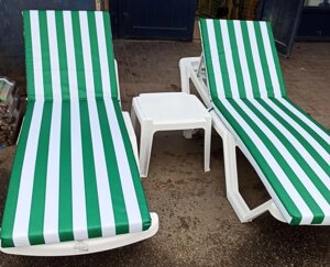 Шезлонги пляжные из пластика белые (2шт) Атлант с матрацами зелено-белая полоса (2шт) и столик