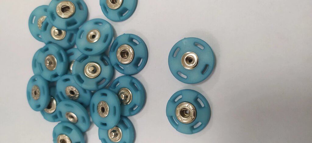 Кнопка пришивная пластик 20мм (голубой) от компании Магазин ШвейМаг - фото 1