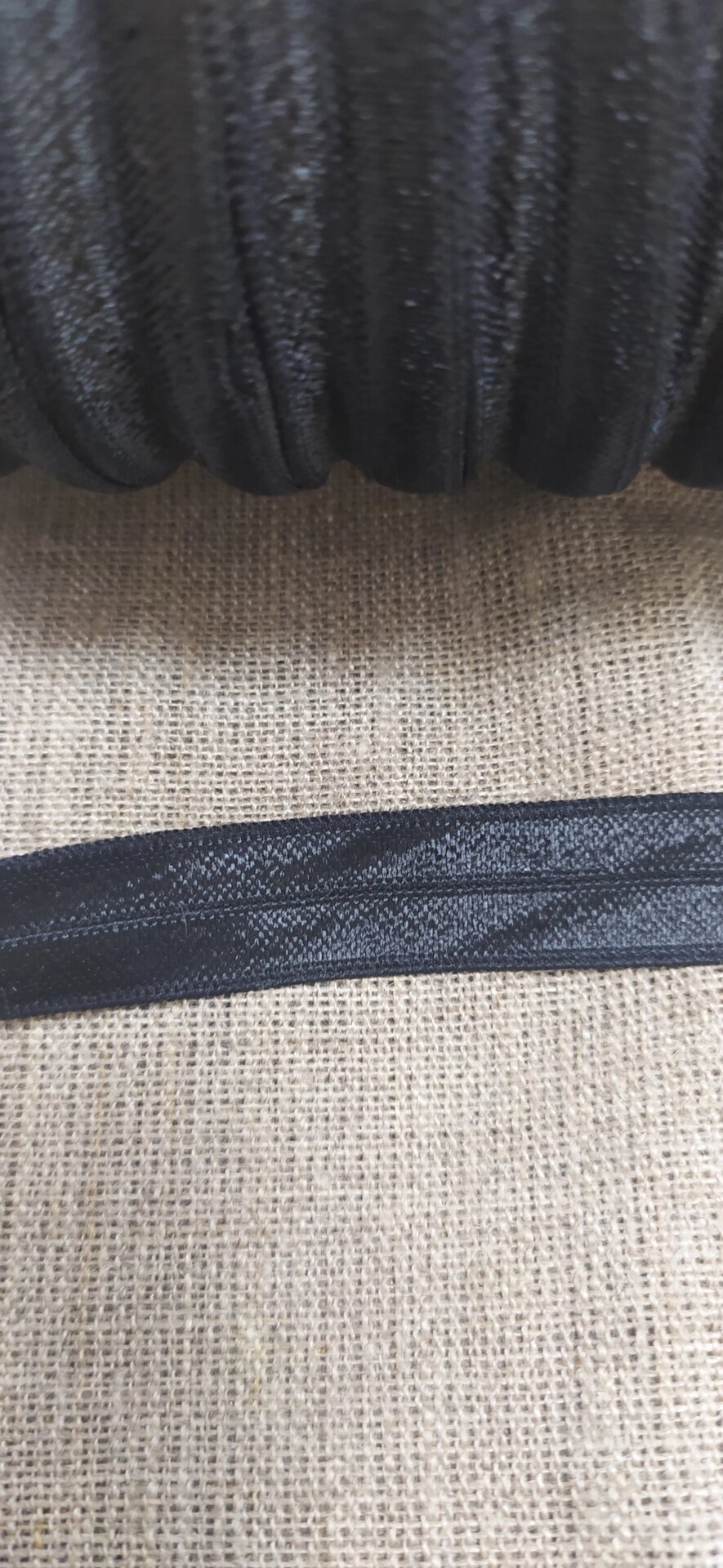 Косая бейка стрейч шир 15мм, 25м (черная с блеском) от компании Магазин ШвейМаг - фото 1
