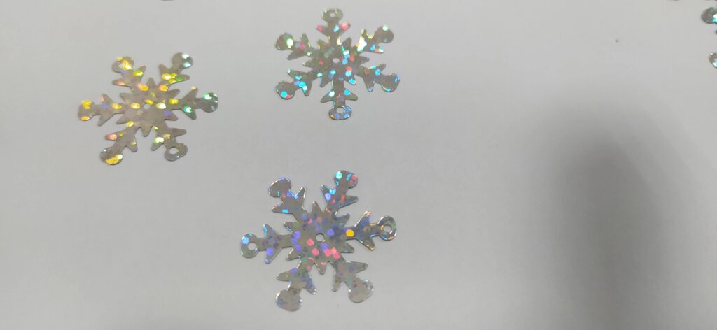 Пайетки 2,5 см, 25гр (снежинка серебро голограмма) от компании Магазин ШвейМаг - фото 1