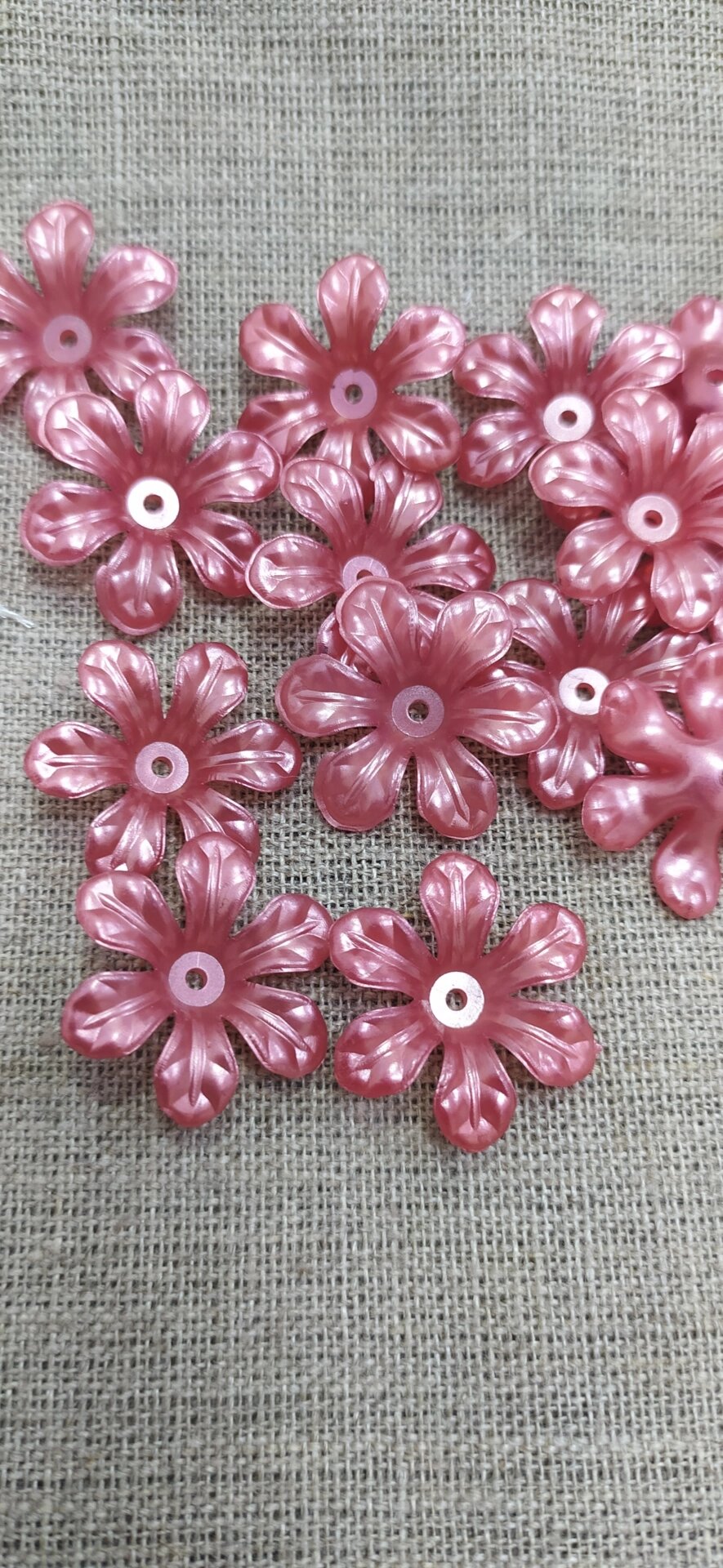 Полубусины пришивные пластик декоративные 20мм (бордовые цветочки) от компании Магазин ШвейМаг - фото 1