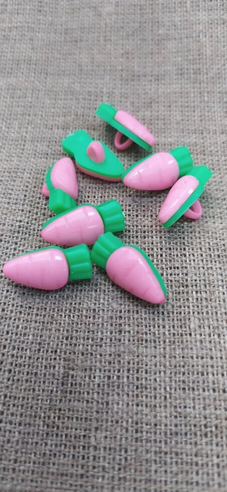 Пуговицы детские пластик, на ножке, 20мм/09мм (морковка розовая с зеленым) от компании Магазин ШвейМаг - фото 1