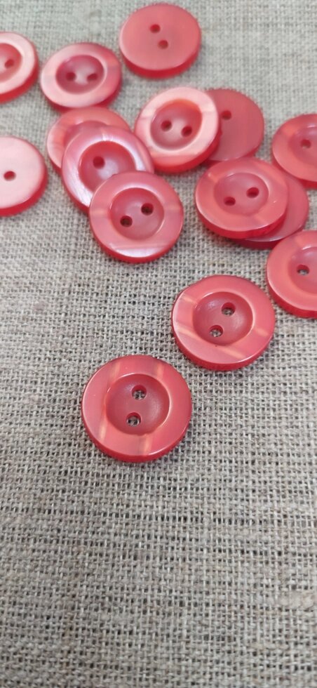 Пуговицы халатные пластик, 2 прокола, d-15мм  (красная) от компании Магазин ШвейМаг - фото 1