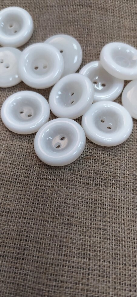 Пуговицы халатные пластик, 2 прокола, d-23мм (белые) от компании Магазин ШвейМаг - фото 1