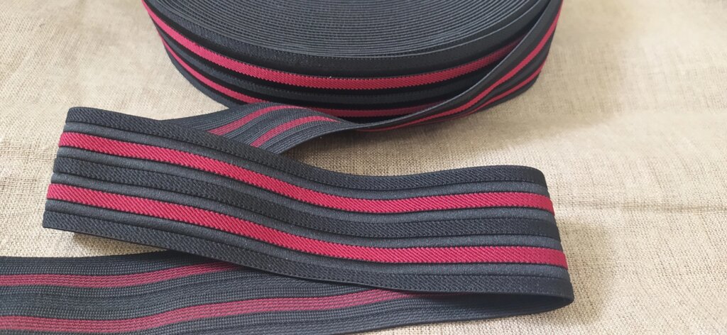 Резинка декоративная 40мм, 25м (черная с бордовой полоской) от компании Магазин ШвейМаг - фото 1