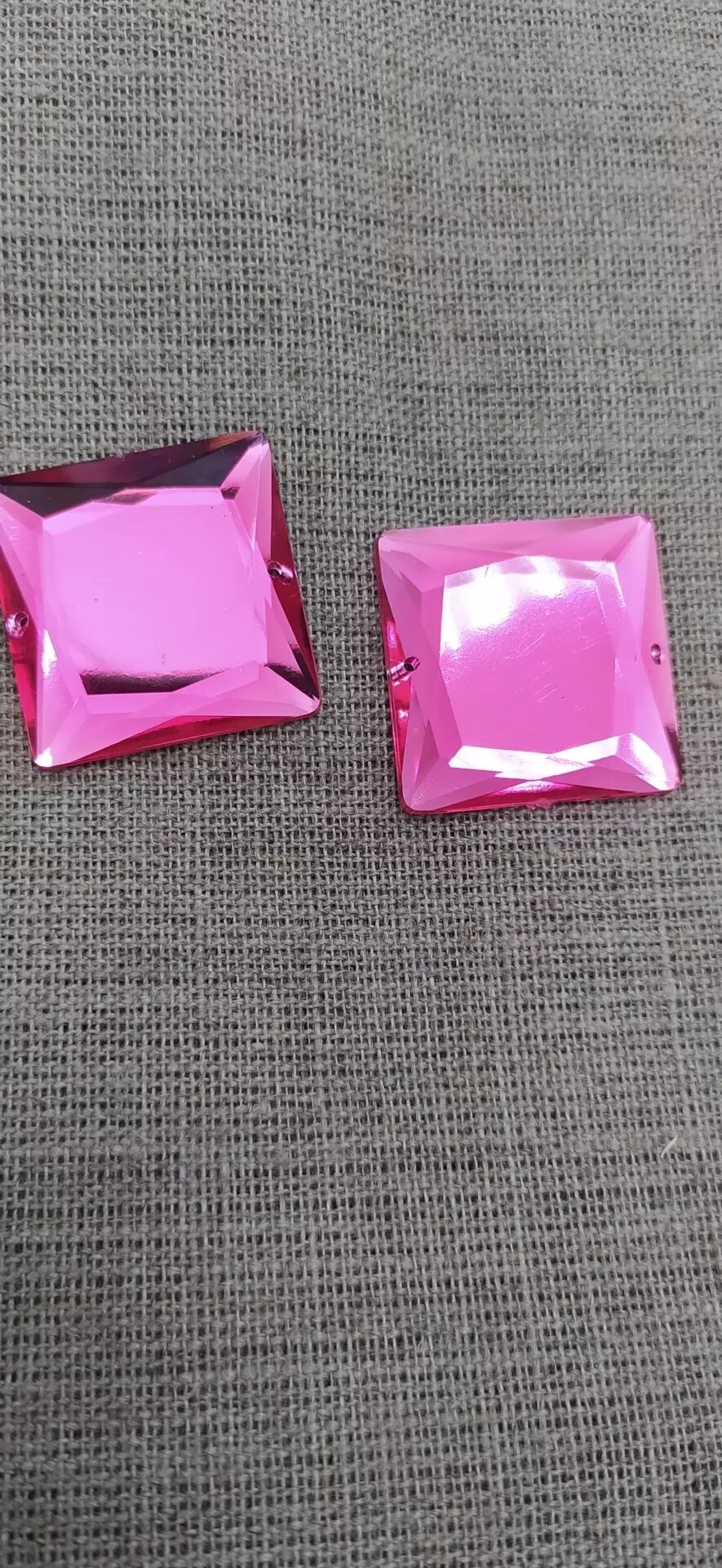 Стразы пришивные квадратные 3см (ярко-розовый) от компании Магазин ШвейМаг - фото 1