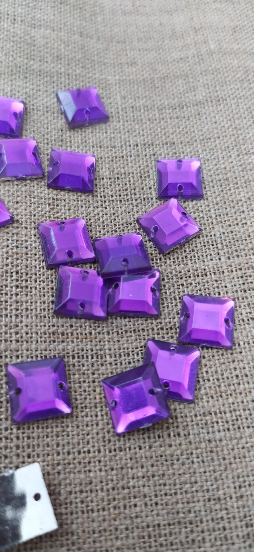 Стразы пришивные стеклянные квадрат 10мм (фиолетовый) от компании Магазин ШвейМаг - фото 1