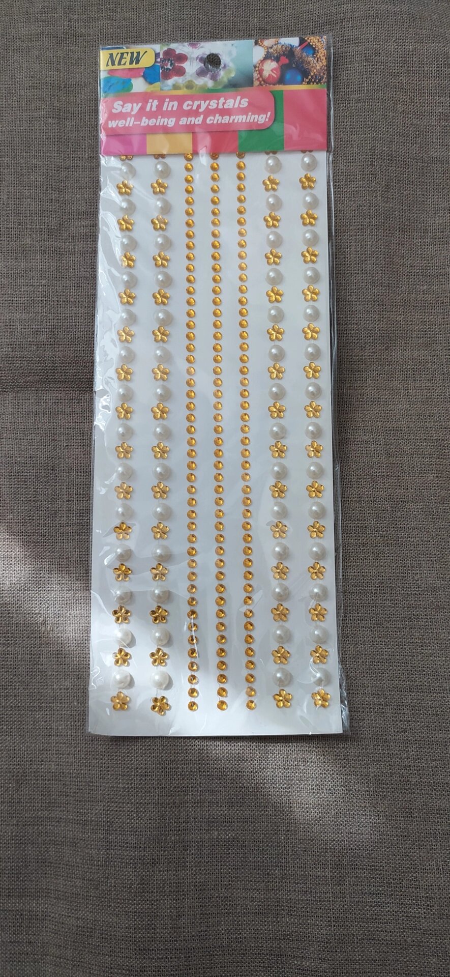 Стразы самоклеющиеся на листе 10/25см (бело-желтые) от компании Магазин ШвейМаг - фото 1