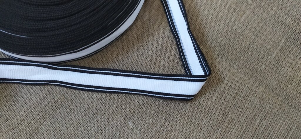Тесьма трикотажная Лампас шир 2,5см, 20м (черная основа с белой полосой ) от компании Магазин ШвейМаг - фото 1