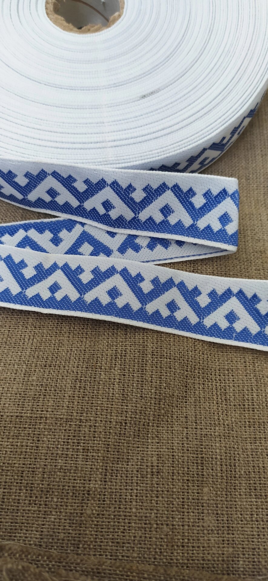 Тесьма жаккардовая с орнаментом, 2,5см шириной (белая с синим) от компании Магазин ШвейМаг - фото 1
