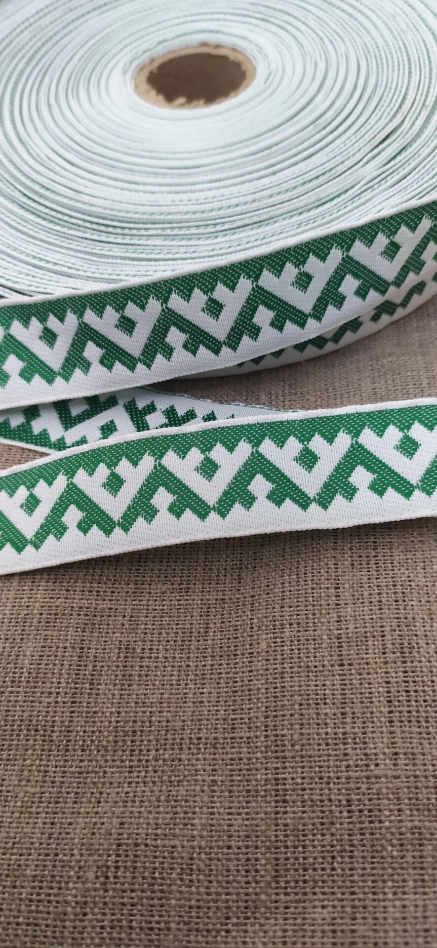 Тесьма жаккардовая с орнаментом, 2,5см шириной (белая с зеленым) от компании Магазин ШвейМаг - фото 1