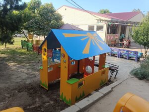Домик полуоткрытый со столиками и скамейкой Солнышко, элемент детской игровой площадки, дерево