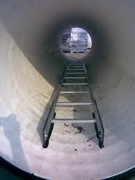 Лестница для спуска в резервуары, реактора, баки (диаметр горловины от 400 мм) секция длиной 2,0 метра от компании ООО "ТЕХЦЕНТР" - фото 1
