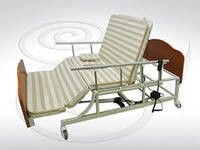 Деревянная механическая кровать с туалетным устройством B-4 (y) серии "Медицинофф"