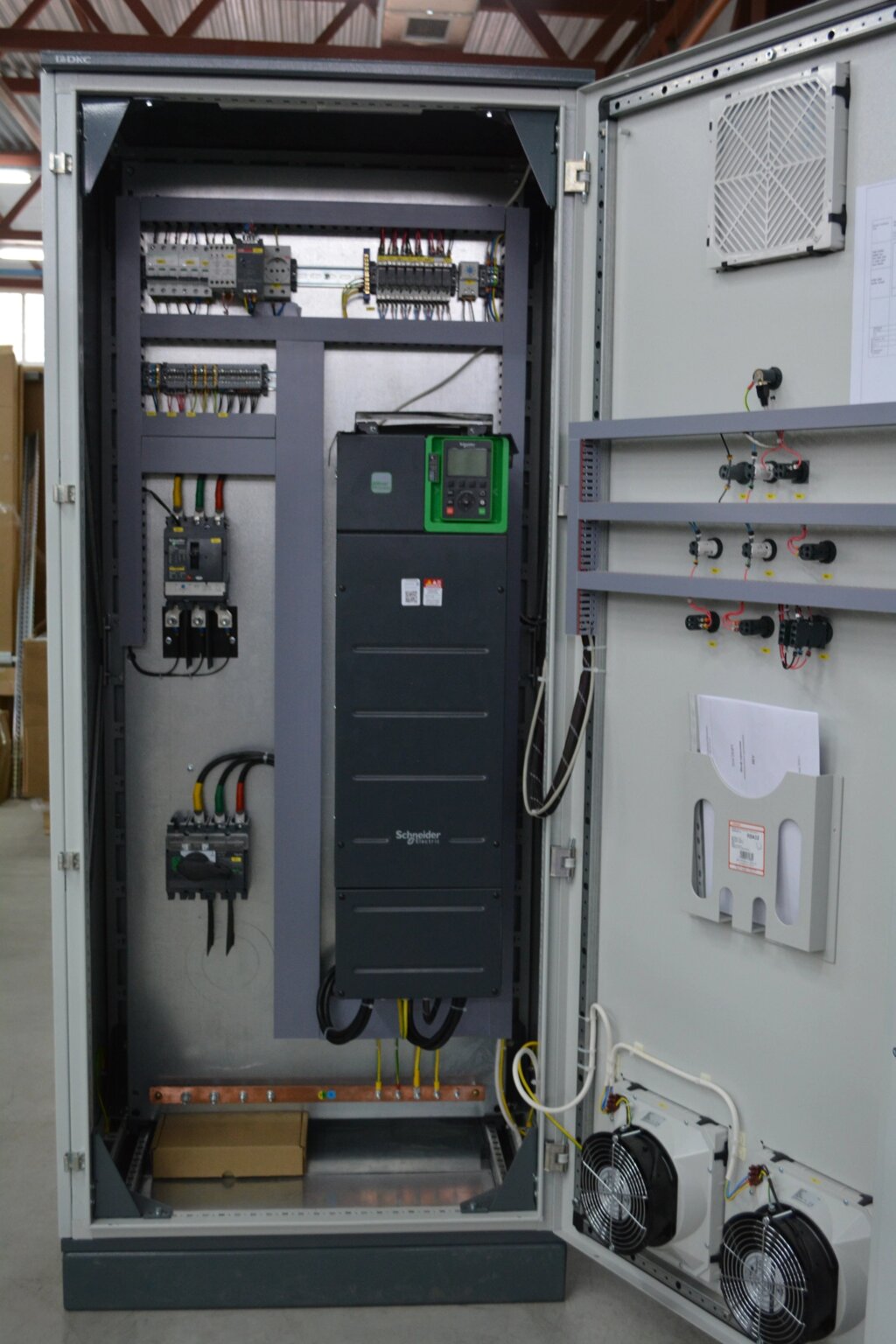 Шкаф управления с частотным преобразователем, 0,75 кВт от компании ООО "ТЕХЦЕНТР" - фото 1