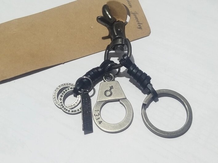 Брелок для ключей наручники от компании R.R.R. Бижутерия и украшения оптом - фото 1