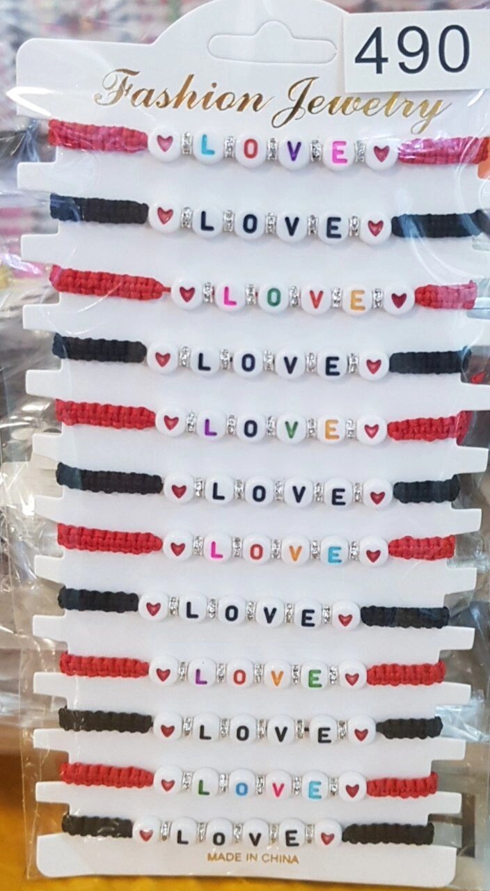 Цветные браслеты красная ниточка с надписью LOVE от компании R.R.R. Бижутерия и украшения оптом - фото 1