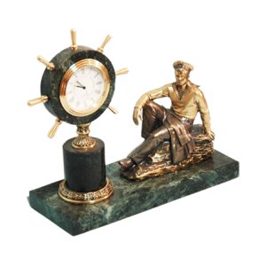 Часы с композицией "Моряк на камне"