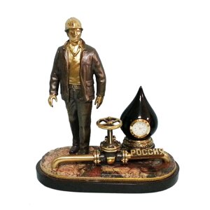 Часы с композицией "Работник нефтяной промышленности"