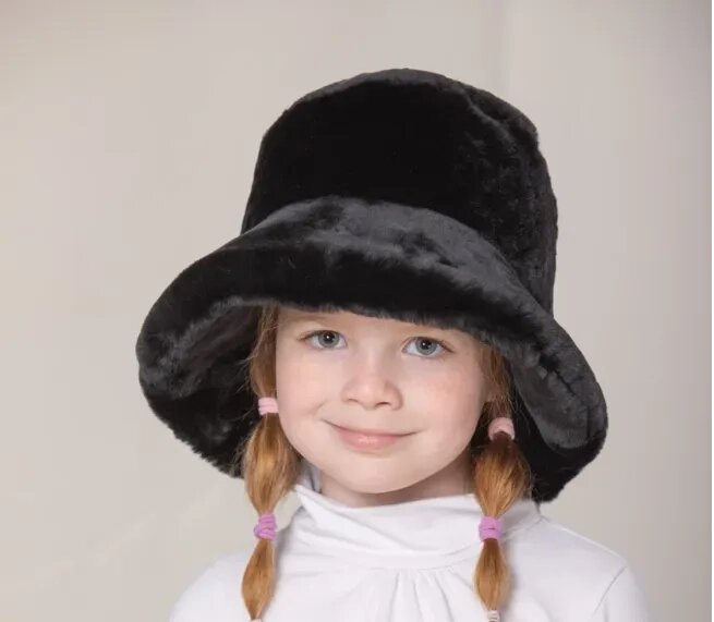 Детская шапка "Глория" черная из мутона ДШ-013 "Зимняя принцесса" от компании Детское ателье "Зимняя принцесса" - фото 1
