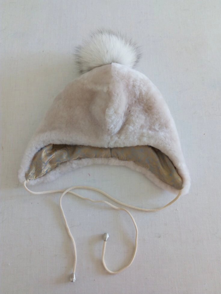 Детская шапка из мутона с бубоном из песца ДШ-007 "Зимняя принцесса" от компании Детское ателье "Зимняя принцесса" - фото 1