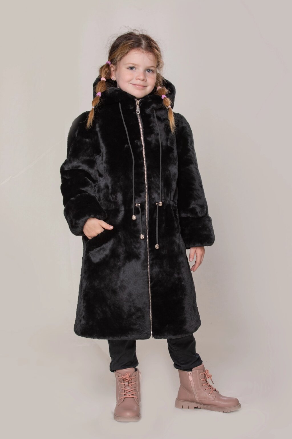 Детская шуба из мутона "Моника" черная МЦ-086 "Зимняя принцесса" от компании Детское ателье "Зимняя принцесса" - фото 1