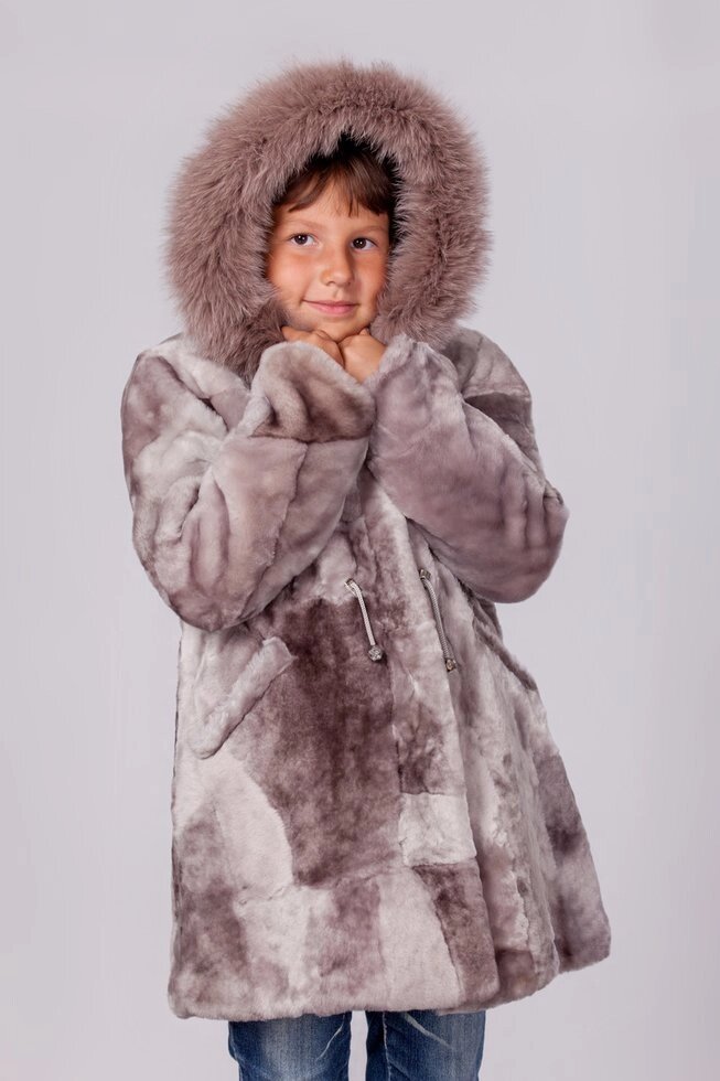 Детская шубка серо-бежевая из мутона МК-008 "Зимняя принцесса" от компании Детское ателье "Зимняя принцесса" - фото 1
