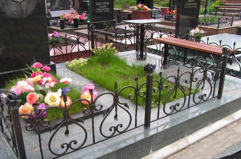 Кованая оградка с розами на столбиках от компании ООО "АСЦ - Сибирский Сварной" - фото 1