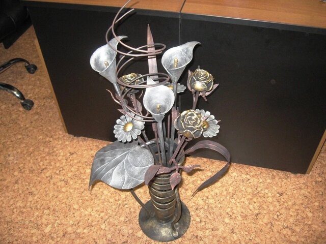 Кованая ваза с розами и лилиями от компании ООО "АСЦ - Сибирский Сварной" - фото 1
