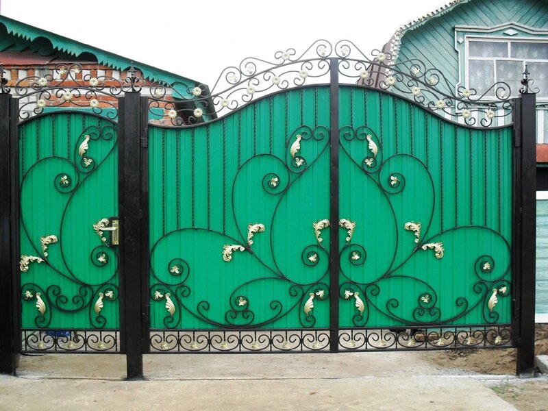 Кованые ворота с калиткой с профлистом фото