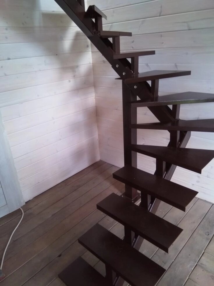 Металлическая лестницас поворотными ступенями от компании ООО "АСЦ - Сибирский Сварной" - фото 1