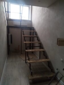 Металлическая лестница с площадкой