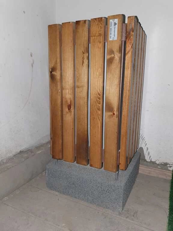 Урна деревянная на бетонном основании покрытие жидкий гранит 320х320х640 от компании ООО "АСЦ - Сибирский Сварной" - фото 1